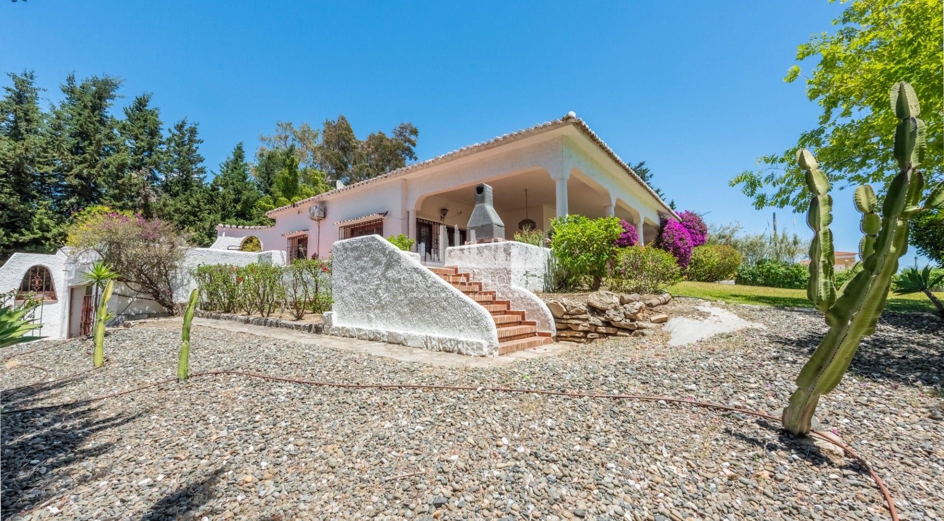 Styl Andalucia z dużym spiskiem 1,700sq.m. znajduje się w pobliżu Atalaya Golf Club! Duża szansa inwestycji!