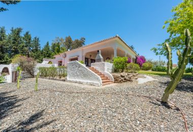 Styl Andalucia z dużym spiskiem 1,700sq.m. znajduje się w pobliżu Atalaya Golf Club! Duża szansa inwestycji!