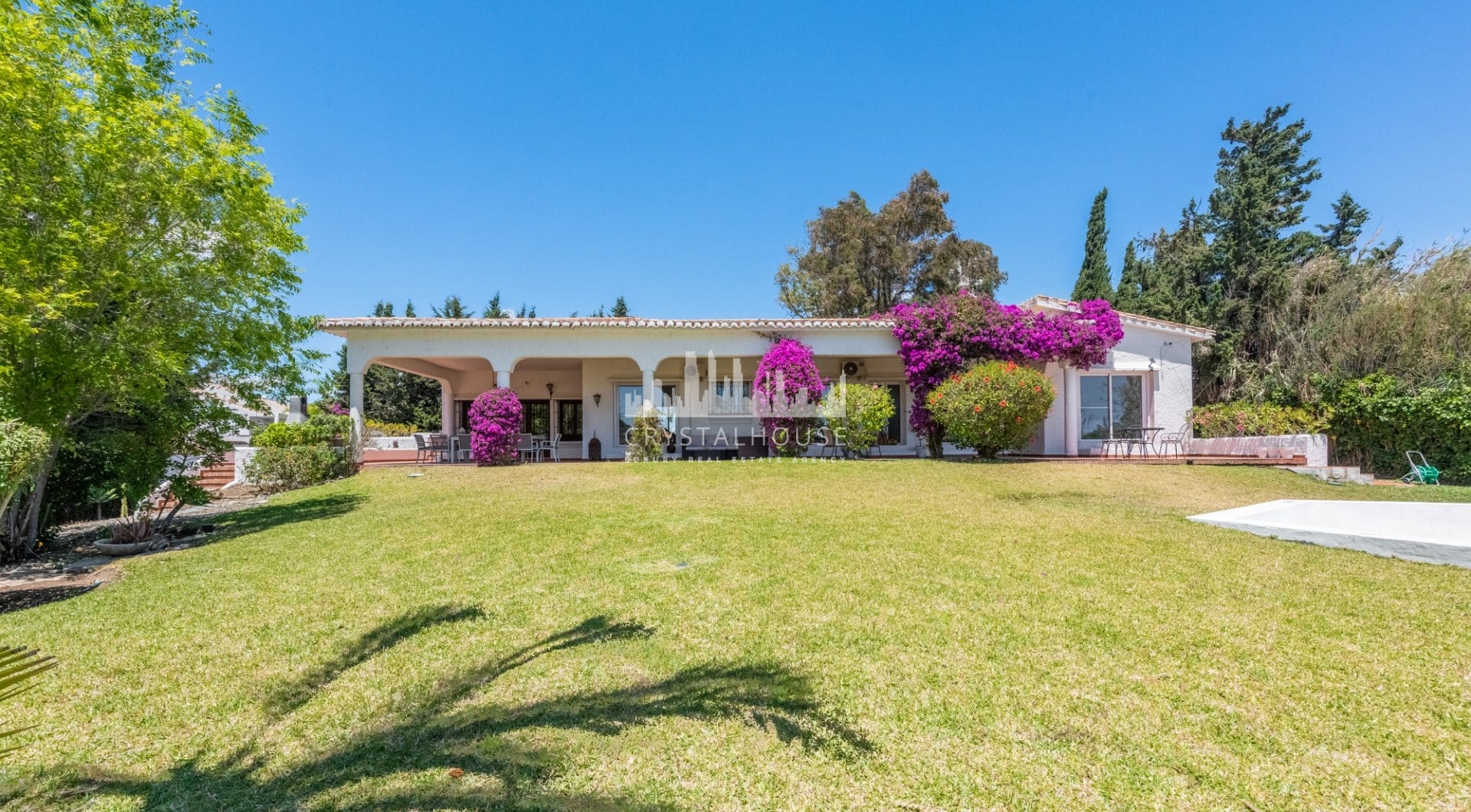 Styl Andalucia z dużym spiskiem 1,700sq.m. znajduje się w pobliżu Atalaya Golf Club! Duża szansa inwestycji!