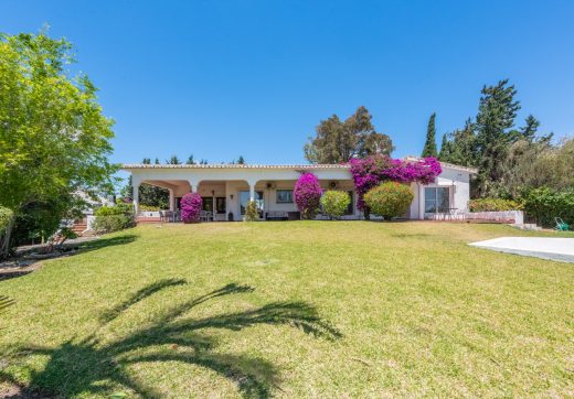 Styl Andalucia z dużym spiskiem 1,700sq.m. znajduje się w pobliżu Atalaya Golf Club! Duża szansa inwestycji!