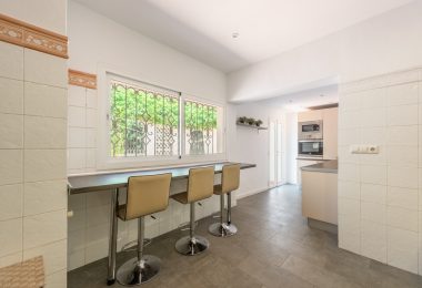 Styl Andalucia z dużym spiskiem 1,700sq.m. znajduje się w pobliżu Atalaya Golf Club! Duża szansa inwestycji!