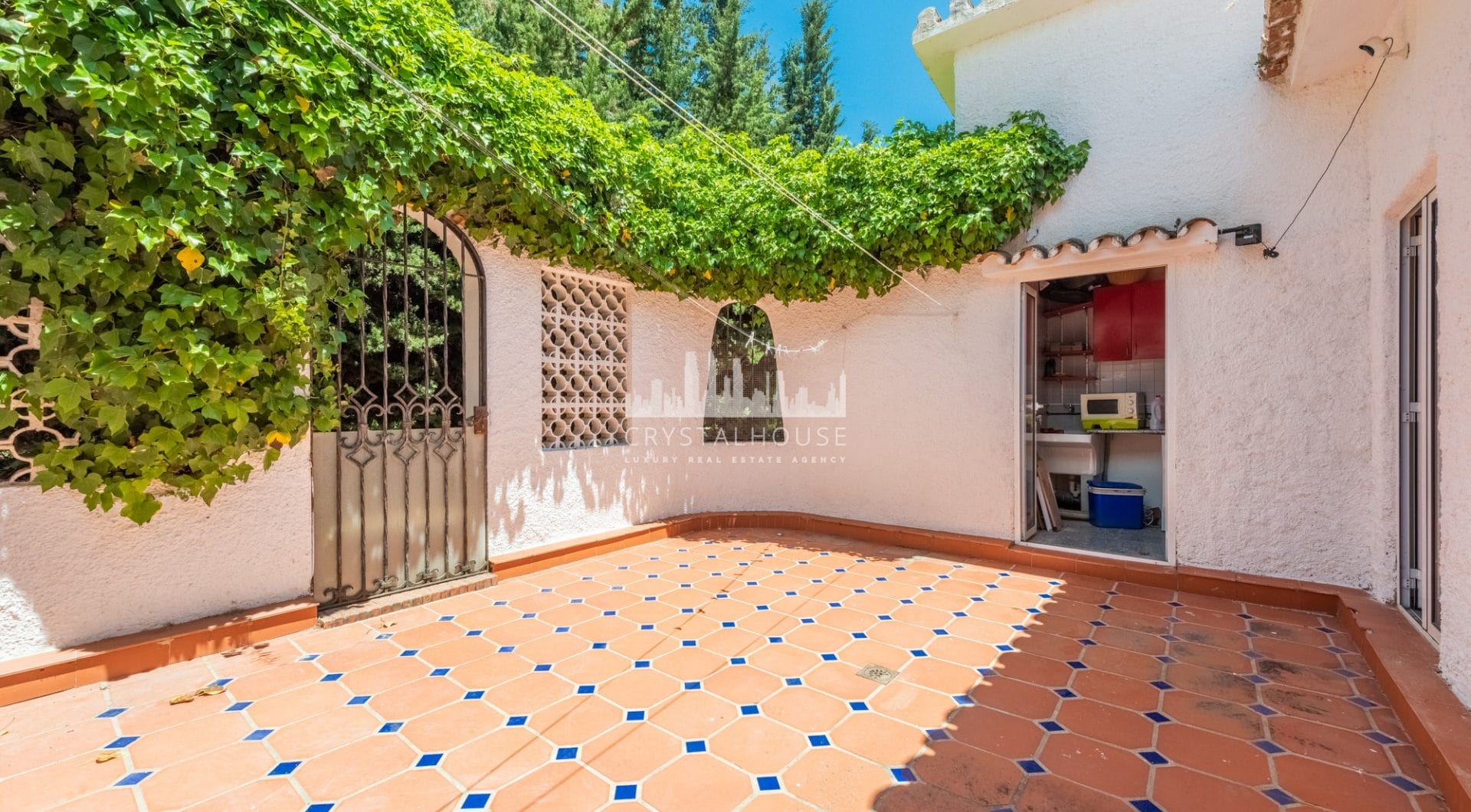 Styl Andalucia z dużym spiskiem 1,700sq.m. znajduje się w pobliżu Atalaya Golf Club! Duża szansa inwestycji!