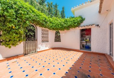 Styl Andalucia z dużym spiskiem 1,700sq.m. znajduje się w pobliżu Atalaya Golf Club! Duża szansa inwestycji!
