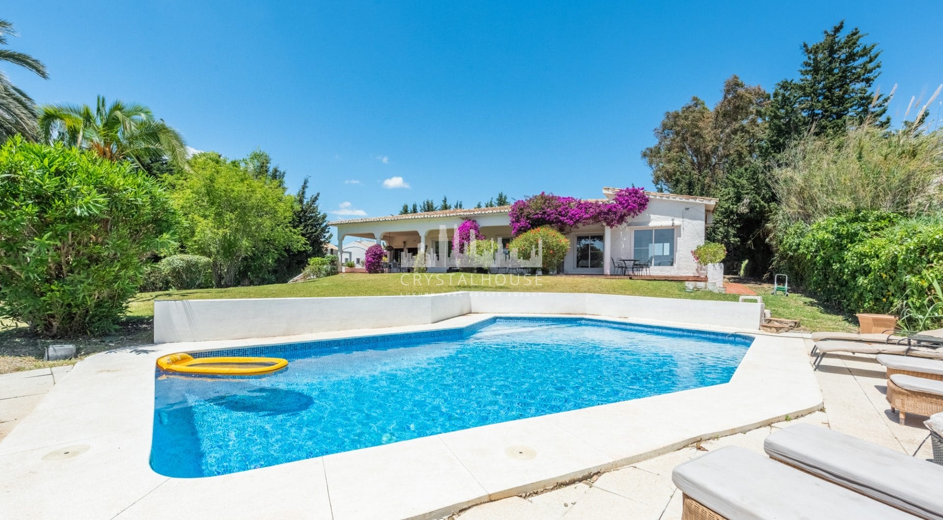 Styl Andalucia z dużym spiskiem 1,700sq.m. znajduje się w pobliżu Atalaya Golf Club! Duża szansa inwestycji!