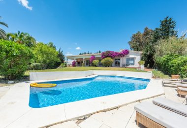 Styl Andalucia z dużym spiskiem 1,700sq.m. znajduje się w pobliżu Atalaya Golf Club! Duża szansa inwestycji!