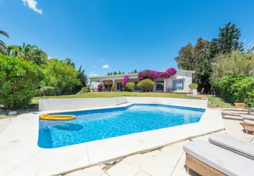 Styl Andalucia z dużym spiskiem 1,700sq.m. znajduje się w pobliżu Atalaya Golf Club! Duża szansa inwestycji!