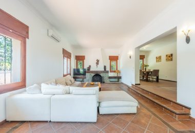 Styl Andalucia z dużym spiskiem 1,700sq.m. znajduje się w pobliżu Atalaya Golf Club! Duża szansa inwestycji!