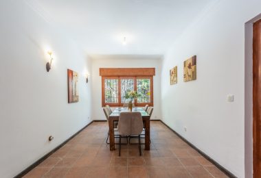 Styl Andalucia z dużym spiskiem 1,700sq.m. znajduje się w pobliżu Atalaya Golf Club! Duża szansa inwestycji!
