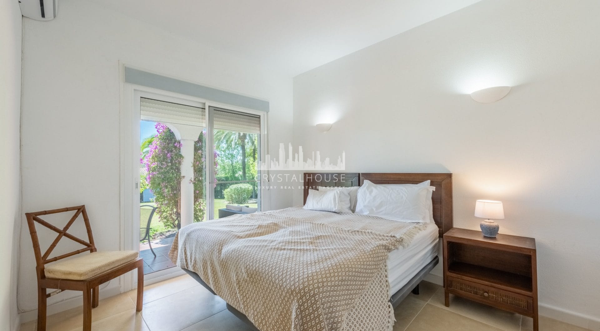 Styl Andalucia z dużym spiskiem 1,700sq.m. znajduje się w pobliżu Atalaya Golf Club! Duża szansa inwestycji!