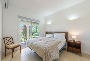 Styl Andalucia z dużym spiskiem 1,700sq.m. znajduje się w pobliżu Atalaya Golf Club! Duża szansa inwestycji!