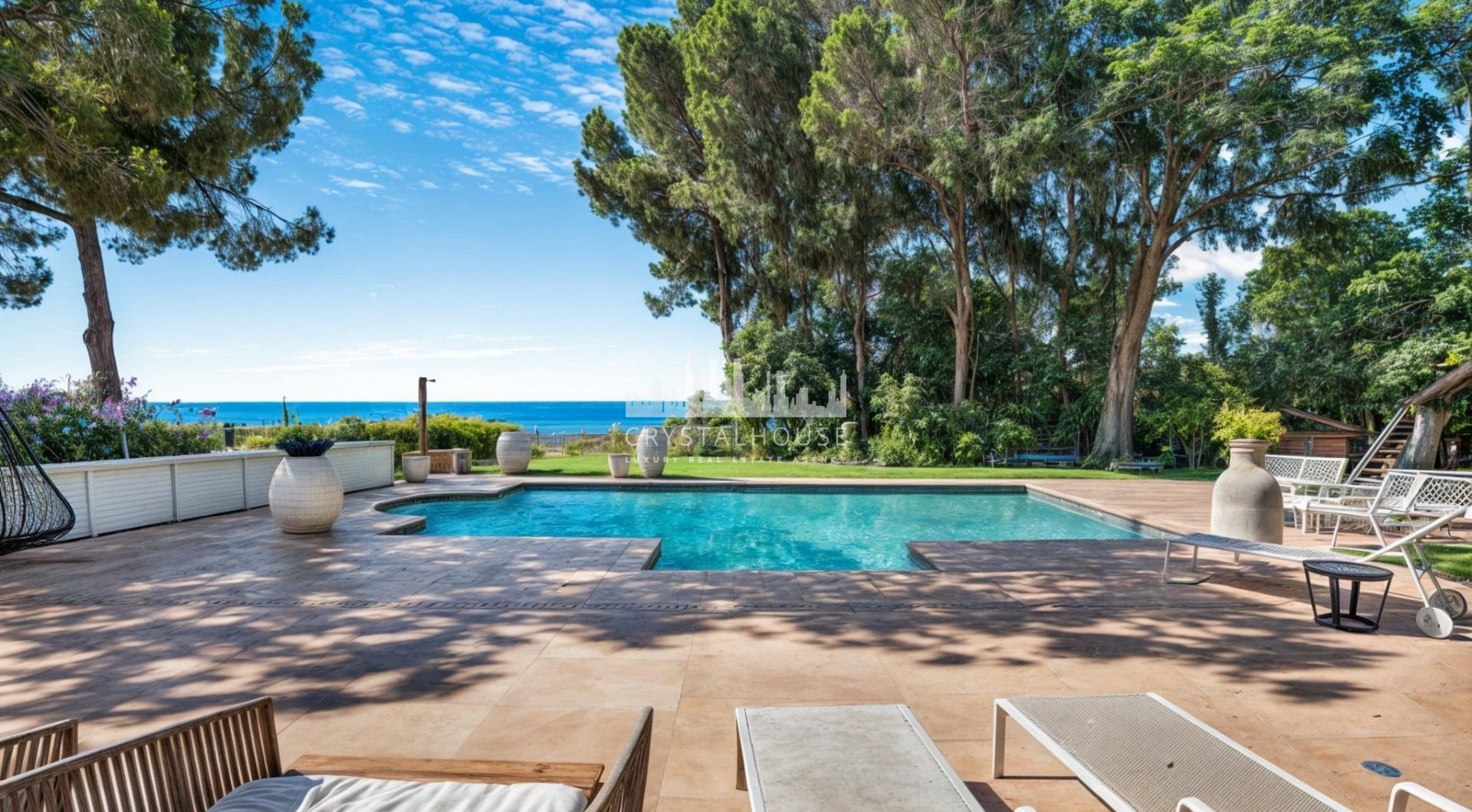 Wspaniałe sześć sypialni Villa zlokalizowane w Hacienda Las Chapas, Marbella z zaskakującymi widokami morza