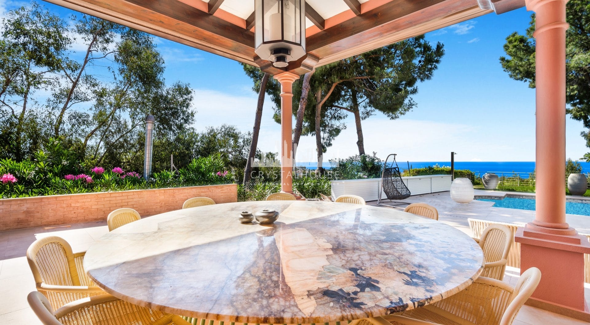 Wspaniałe sześć sypialni Villa zlokalizowane w Hacienda Las Chapas, Marbella z zaskakującymi widokami morza