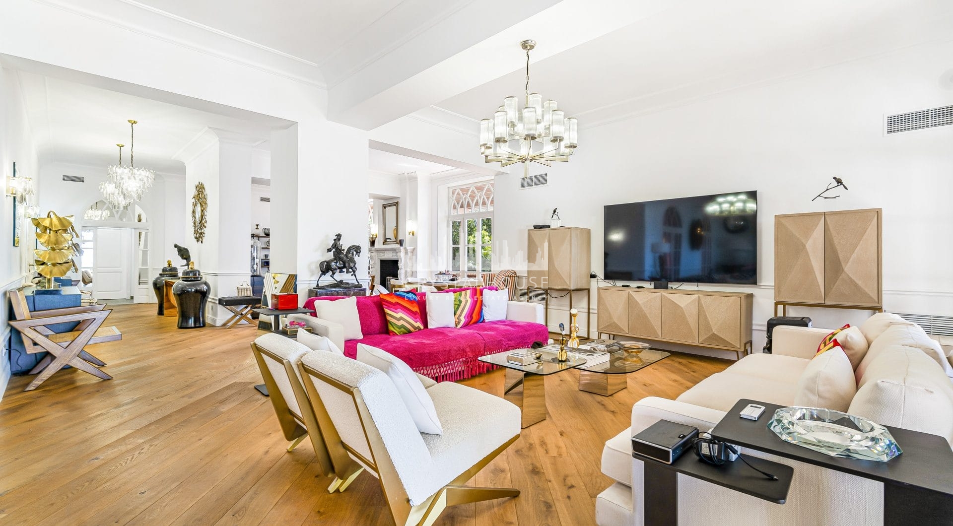 Wspaniałe sześć sypialni Villa zlokalizowane w Hacienda Las Chapas, Marbella z zaskakującymi widokami morza