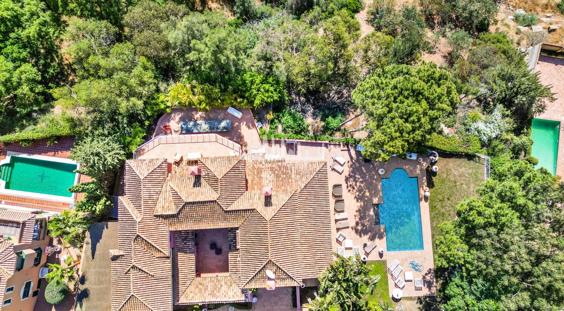 Wspaniałe sześć sypialni Villa zlokalizowane w Hacienda Las Chapas, Marbella z zaskakującymi widokami morza