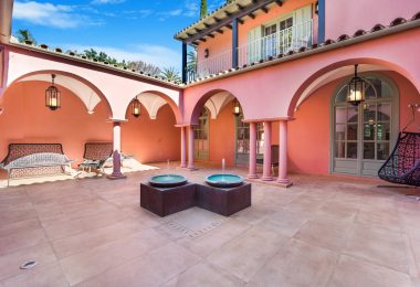 Wspaniałe sześć sypialni Villa zlokalizowane w Hacienda Las Chapas, Marbella z zaskakującymi widokami morza