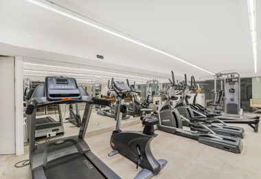 Wspaniałe sześć sypialni Villa zlokalizowane w Hacienda Las Chapas, Marbella z zaskakującymi widokami morza