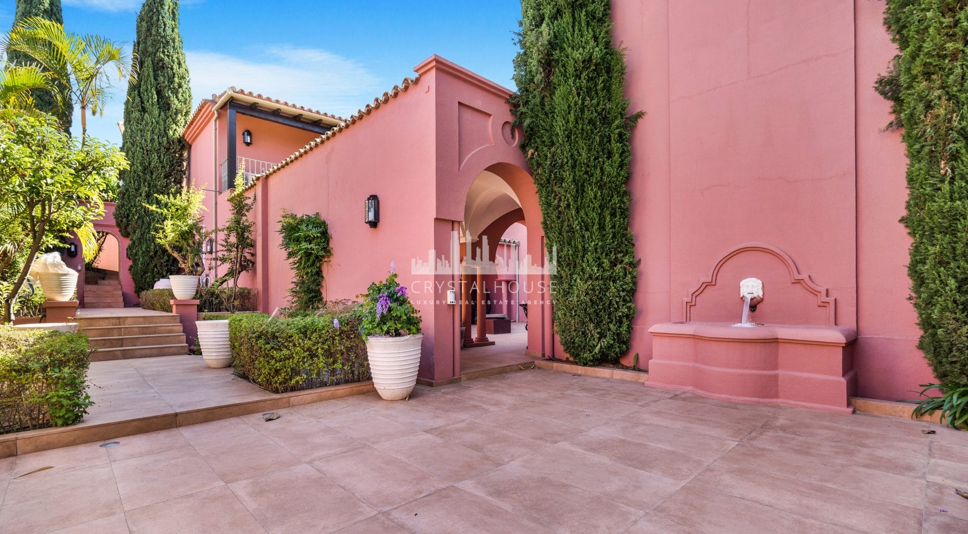 Wspaniałe sześć sypialni Villa zlokalizowane w Hacienda Las Chapas, Marbella z zaskakującymi widokami morza