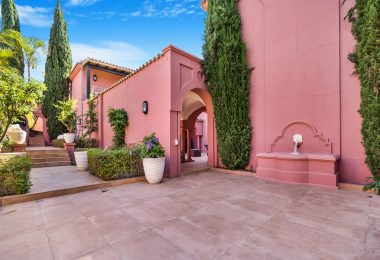 Wspaniałe sześć sypialni Villa zlokalizowane w Hacienda Las Chapas, Marbella z zaskakującymi widokami morza