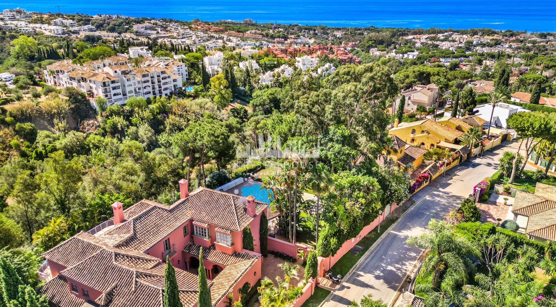 Wspaniałe sześć sypialni Villa zlokalizowane w Hacienda Las Chapas, Marbella z zaskakującymi widokami morza