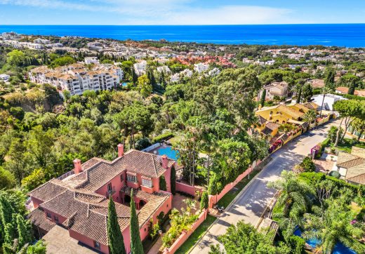 Wspaniałe sześć sypialni Villa zlokalizowane w Hacienda Las Chapas, Marbella z zaskakującymi widokami morza