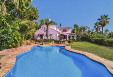Zamieszanie pięciopokojowej willi Andalusian w bramie Puerto de Los Almendros, Benahavis z gościnnym apartamentem