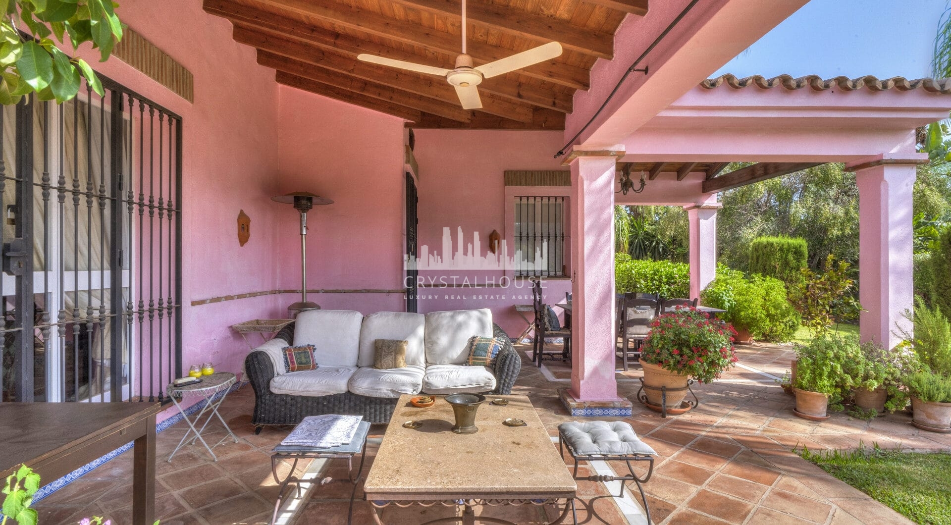 Zamieszanie pięciopokojowej willi Andalusian w bramie Puerto de Los Almendros, Benahavis z gościnnym apartamentem