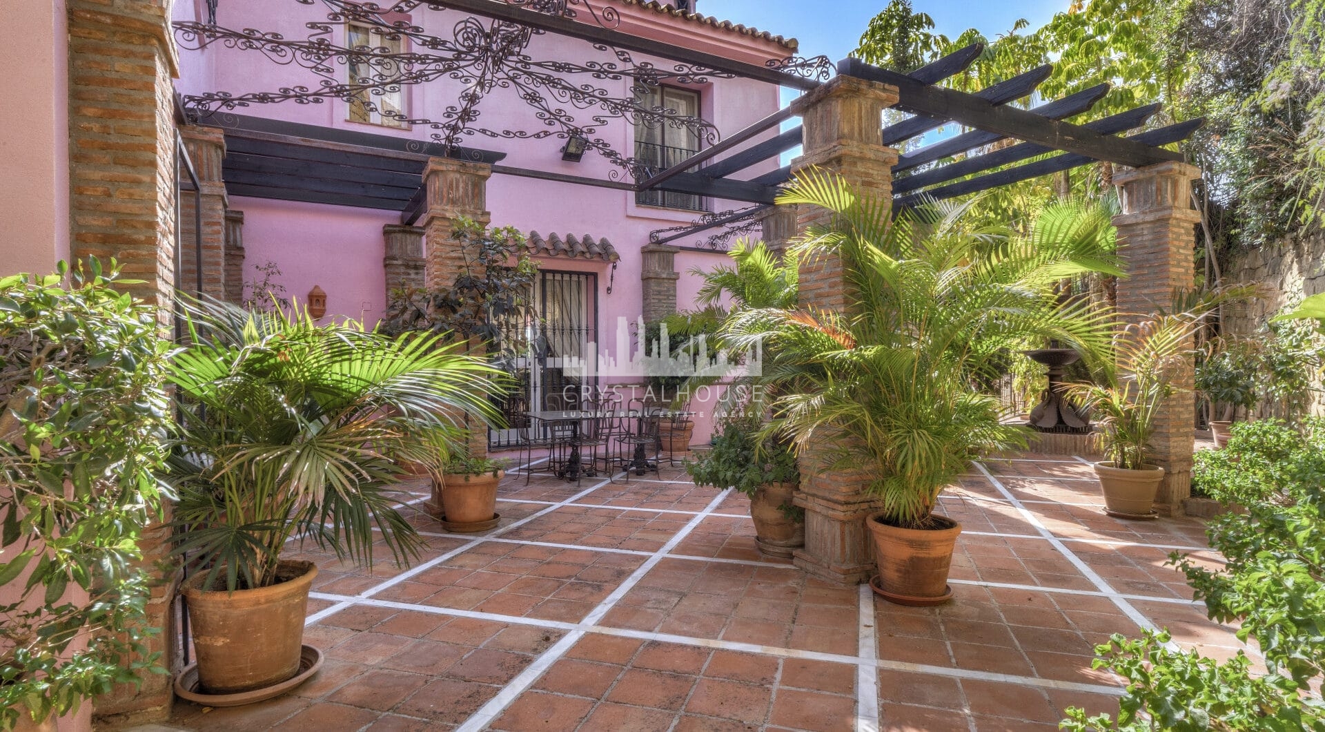 Zamieszanie pięciopokojowej willi Andalusian w bramie Puerto de Los Almendros, Benahavis z gościnnym apartamentem