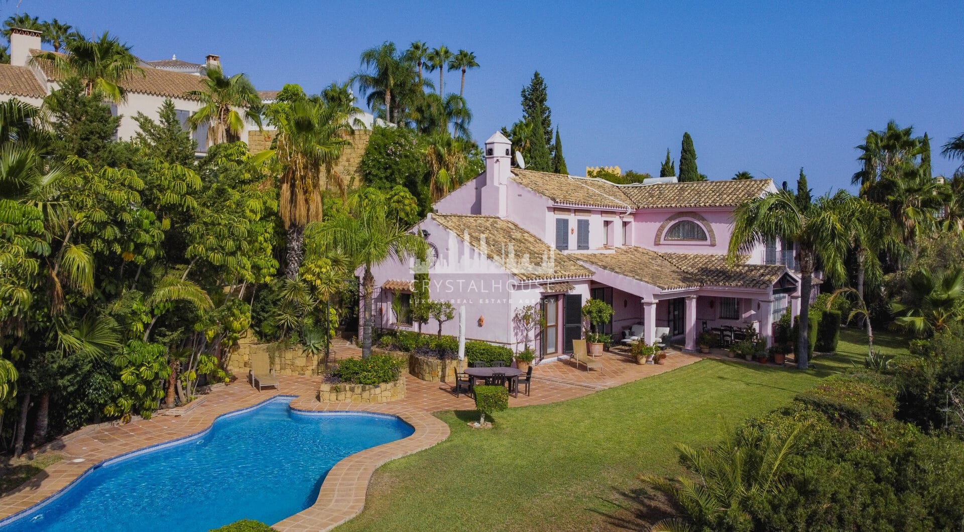 Zamieszanie pięciopokojowej willi Andalusian w bramie Puerto de Los Almendros, Benahavis z gościnnym apartamentem
