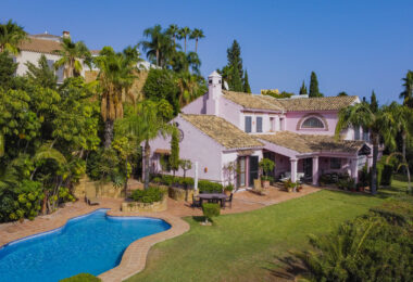 Zamieszanie pięciopokojowej willi Andalusian w bramie Puerto de Los Almendros, Benahavis z gościnnym apartamentem