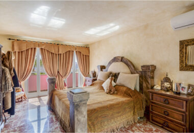 Zamieszanie pięciopokojowej willi Andalusian w bramie Puerto de Los Almendros, Benahavis z gościnnym apartamentem