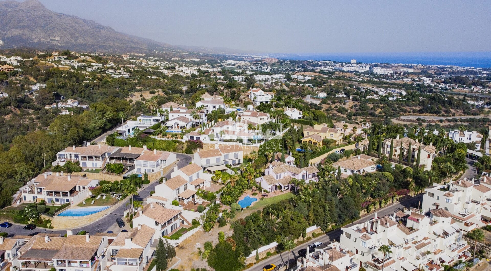 Zamieszanie pięciopokojowej willi Andalusian w bramie Puerto de Los Almendros, Benahavis z gościnnym apartamentem