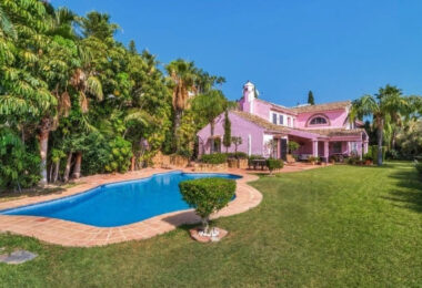 Zamieszanie pięciopokojowej willi Andalusian w bramie Puerto de Los Almendros, Benahavis z gościnnym apartamentem