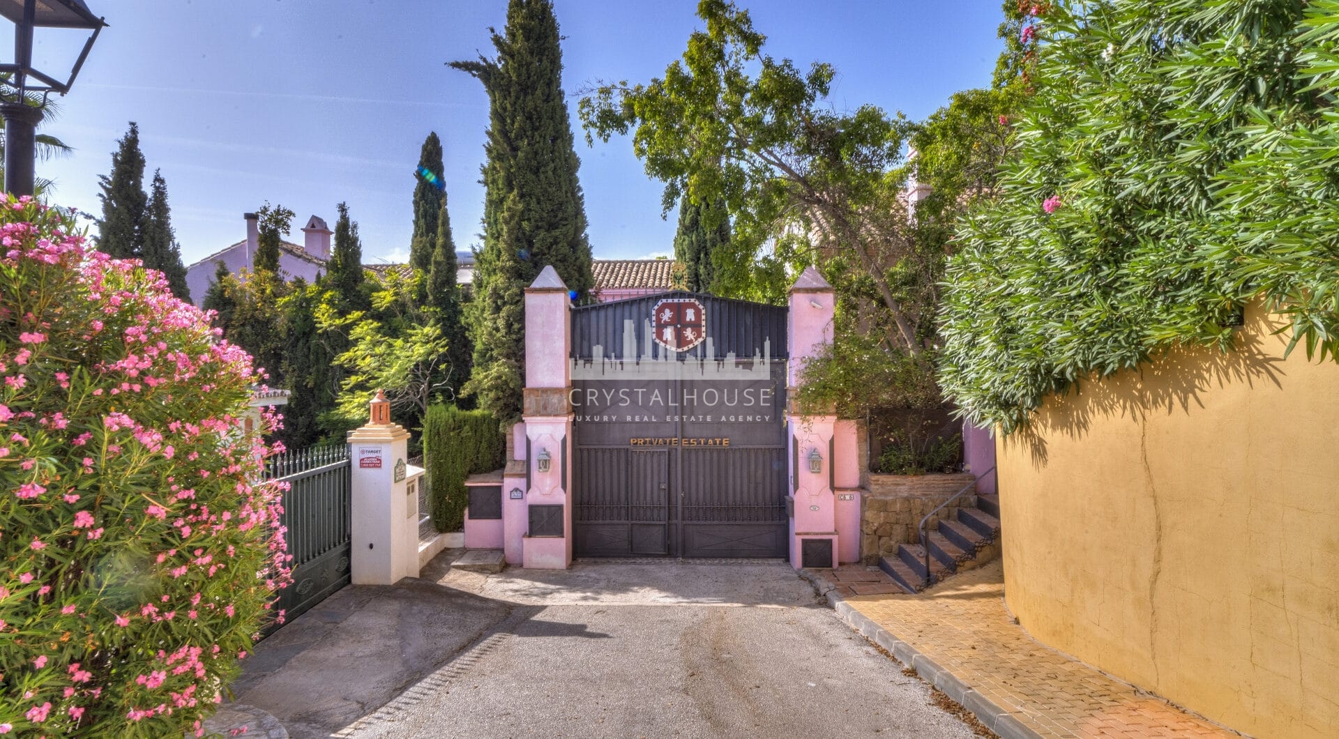 Zamieszanie pięciopokojowej willi Andalusian w bramie Puerto de Los Almendros, Benahavis z gościnnym apartamentem