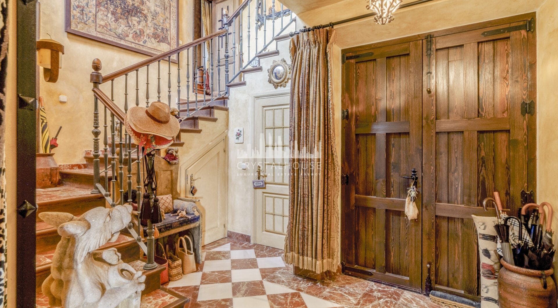 Zamieszanie pięciopokojowej willi Andalusian w bramie Puerto de Los Almendros, Benahavis z gościnnym apartamentem