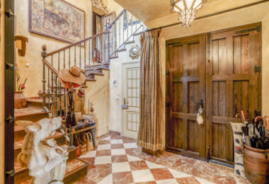 Zamieszanie pięciopokojowej willi Andalusian w bramie Puerto de Los Almendros, Benahavis z gościnnym apartamentem