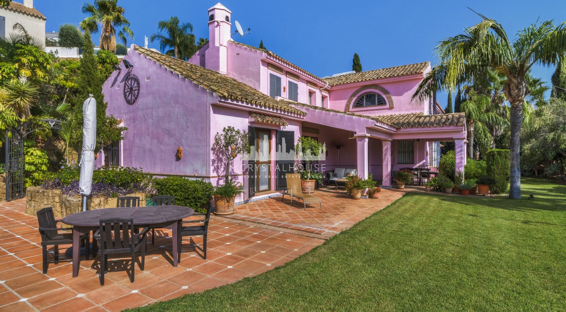 Zamieszanie pięciopokojowej willi Andalusian w bramie Puerto de Los Almendros, Benahavis z gościnnym apartamentem