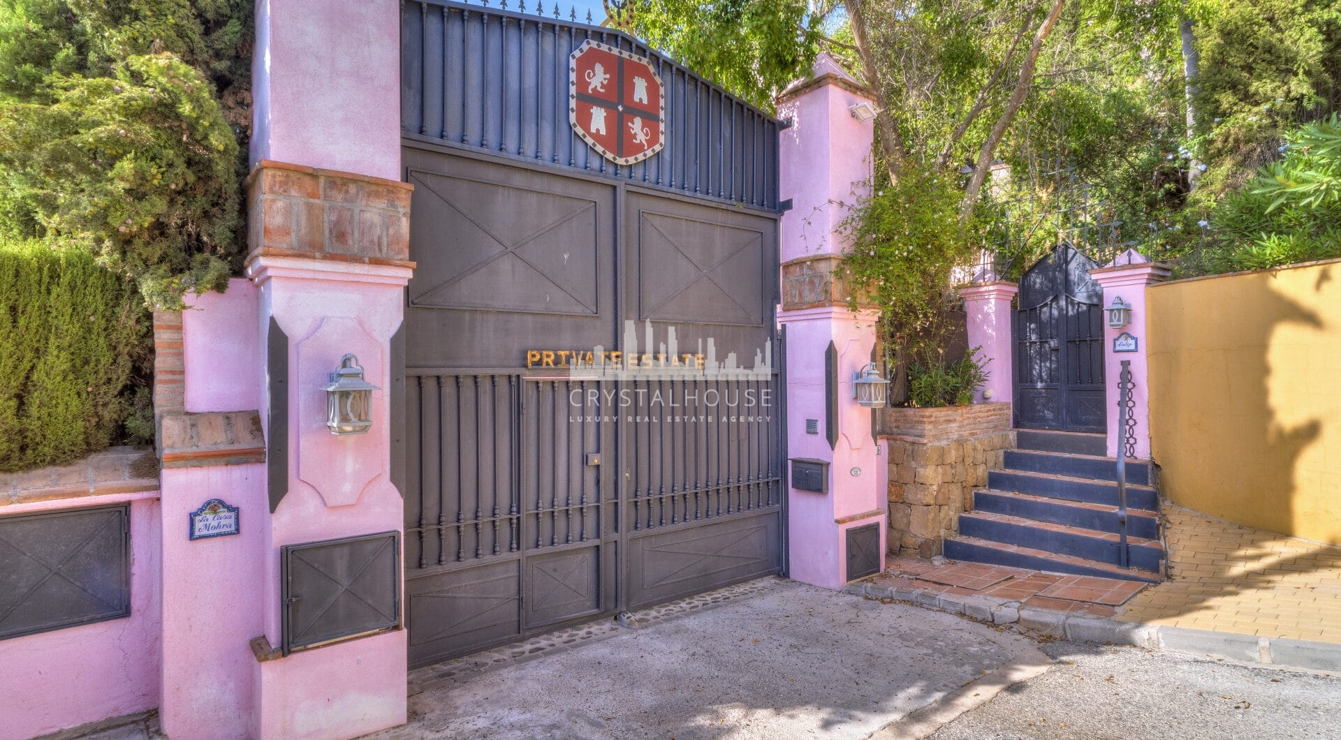 Zamieszanie pięciopokojowej willi Andalusian w bramie Puerto de Los Almendros, Benahavis z gościnnym apartamentem