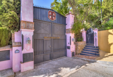 Zamieszanie pięciopokojowej willi Andalusian w bramie Puerto de Los Almendros, Benahavis z gościnnym apartamentem