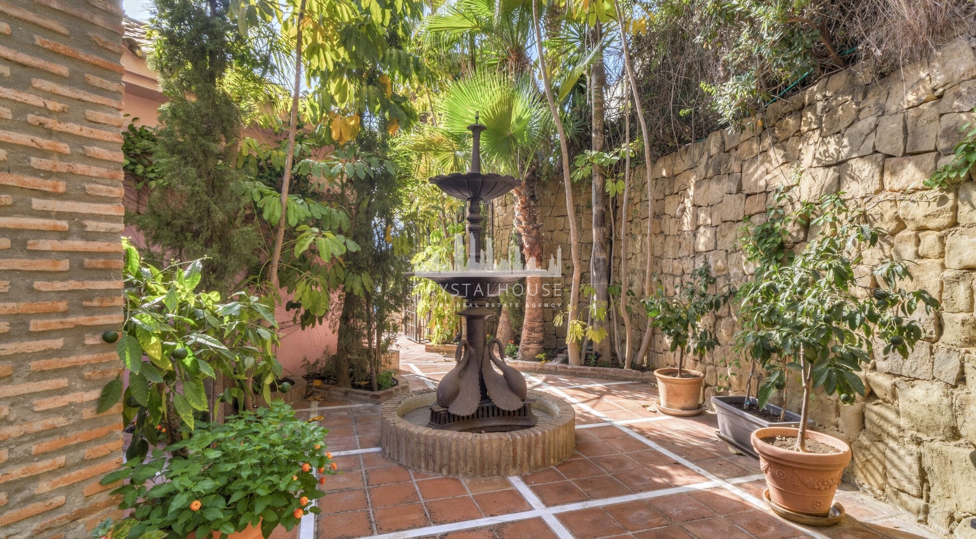Zamieszanie pięciopokojowej willi Andalusian w bramie Puerto de Los Almendros, Benahavis z gościnnym apartamentem