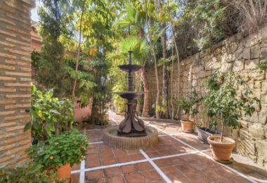 Zamieszanie pięciopokojowej willi Andalusian w bramie Puerto de Los Almendros, Benahavis z gościnnym apartamentem