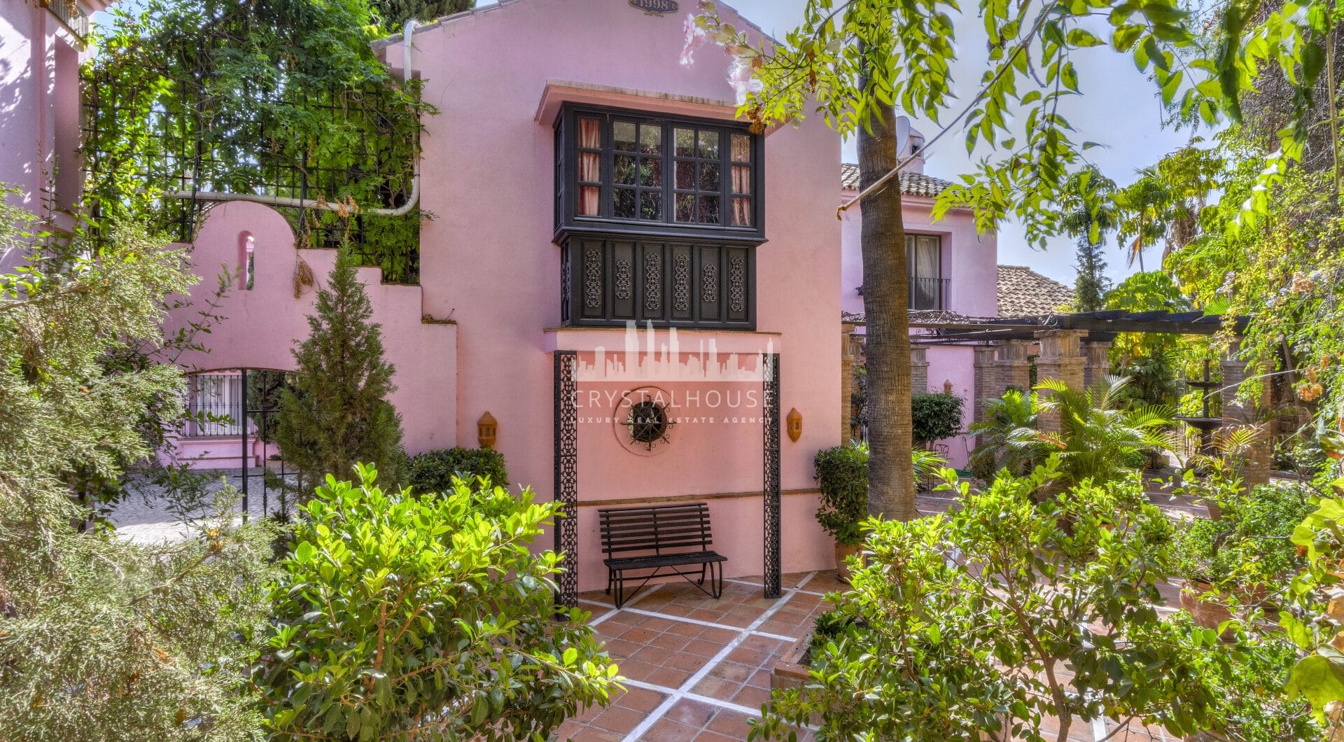 Zamieszanie pięciopokojowej willi Andalusian w bramie Puerto de Los Almendros, Benahavis z gościnnym apartamentem