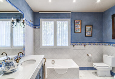 Zamieszanie pięciopokojowej willi Andalusian w bramie Puerto de Los Almendros, Benahavis z gościnnym apartamentem