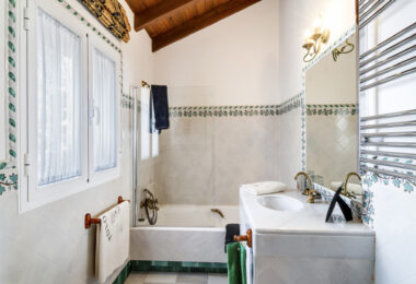 Zamieszanie pięciopokojowej willi Andalusian w bramie Puerto de Los Almendros, Benahavis z gościnnym apartamentem