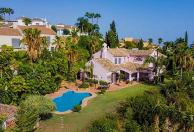 Zamieszanie pięciopokojowej willi Andalusian w bramie Puerto de Los Almendros, Benahavis z gościnnym apartamentem