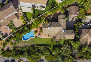 Zamieszanie pięciopokojowej willi Andalusian w bramie Puerto de Los Almendros, Benahavis z gościnnym apartamentem
