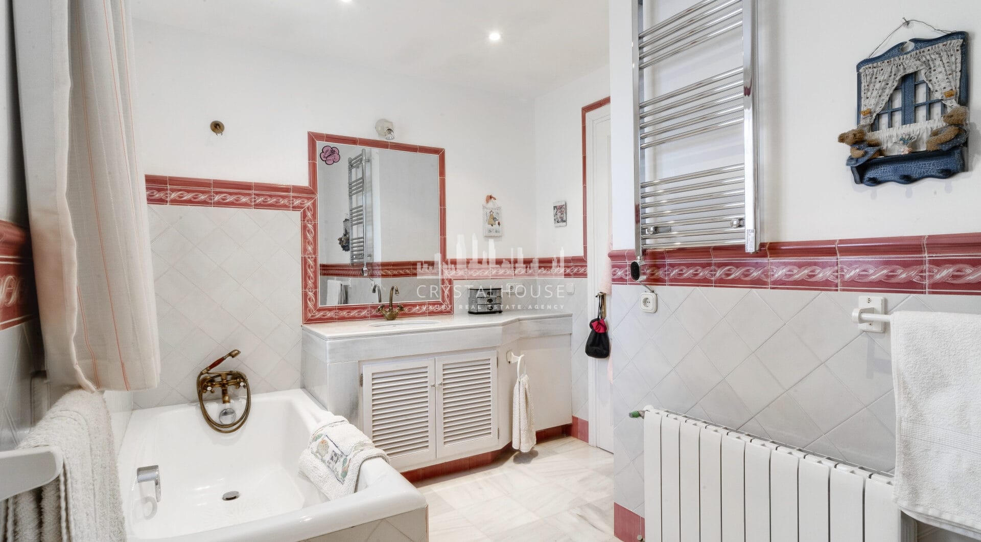 Zamieszanie pięciopokojowej willi Andalusian w bramie Puerto de Los Almendros, Benahavis z gościnnym apartamentem