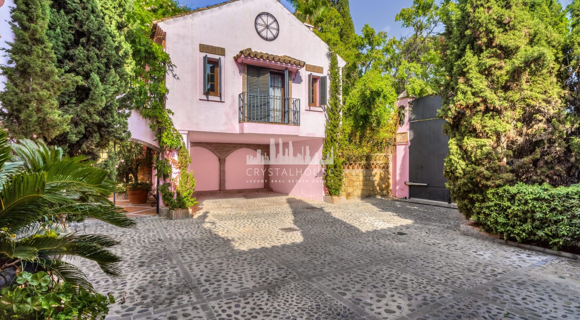 Zamieszanie pięciopokojowej willi Andalusian w bramie Puerto de Los Almendros, Benahavis z gościnnym apartamentem