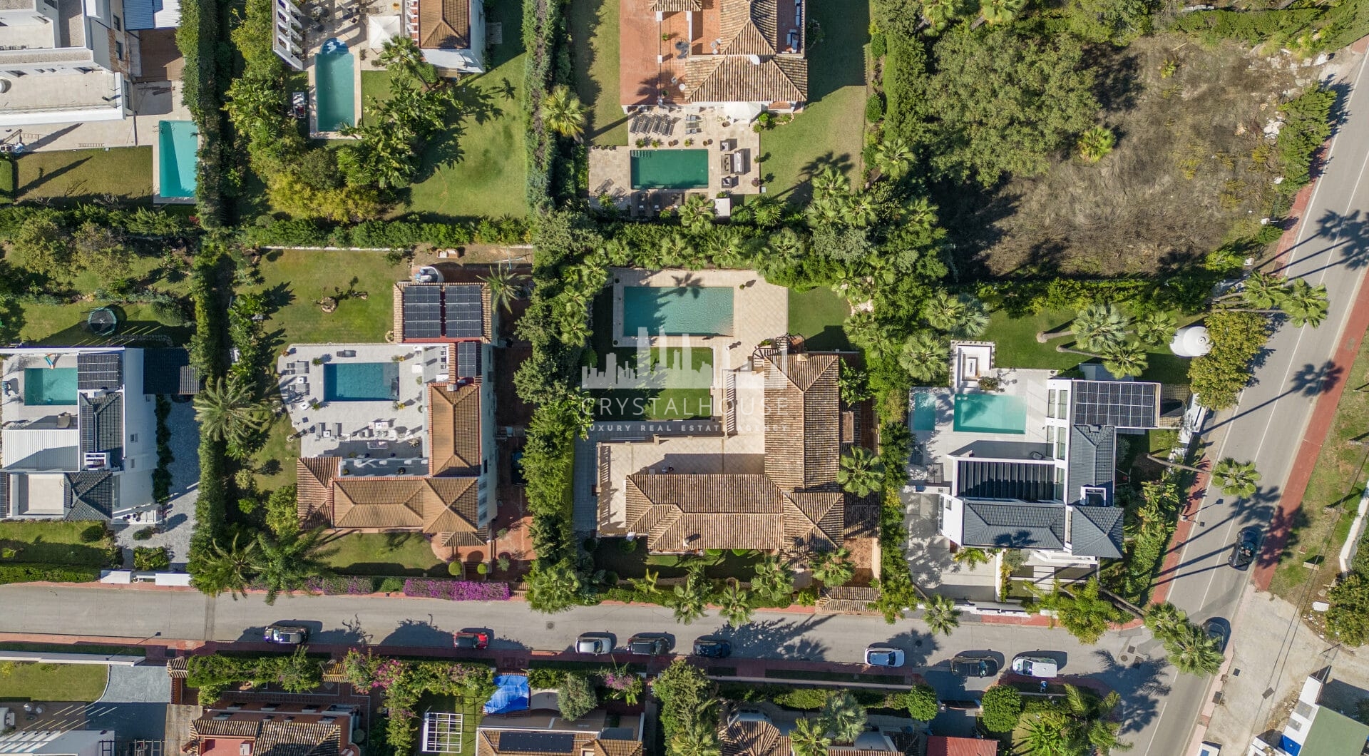 SPECTACULAR 5-BEDROOM LUXURY VILLA LOCATED IN NUEVA ANDALUCIA