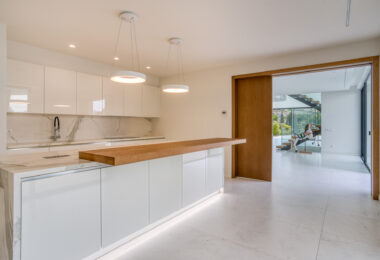 Modern five bedroom south facing villa, situated in the luxurious and sought-after Urbanisation of Los Flamingos in Benahavis with sea views