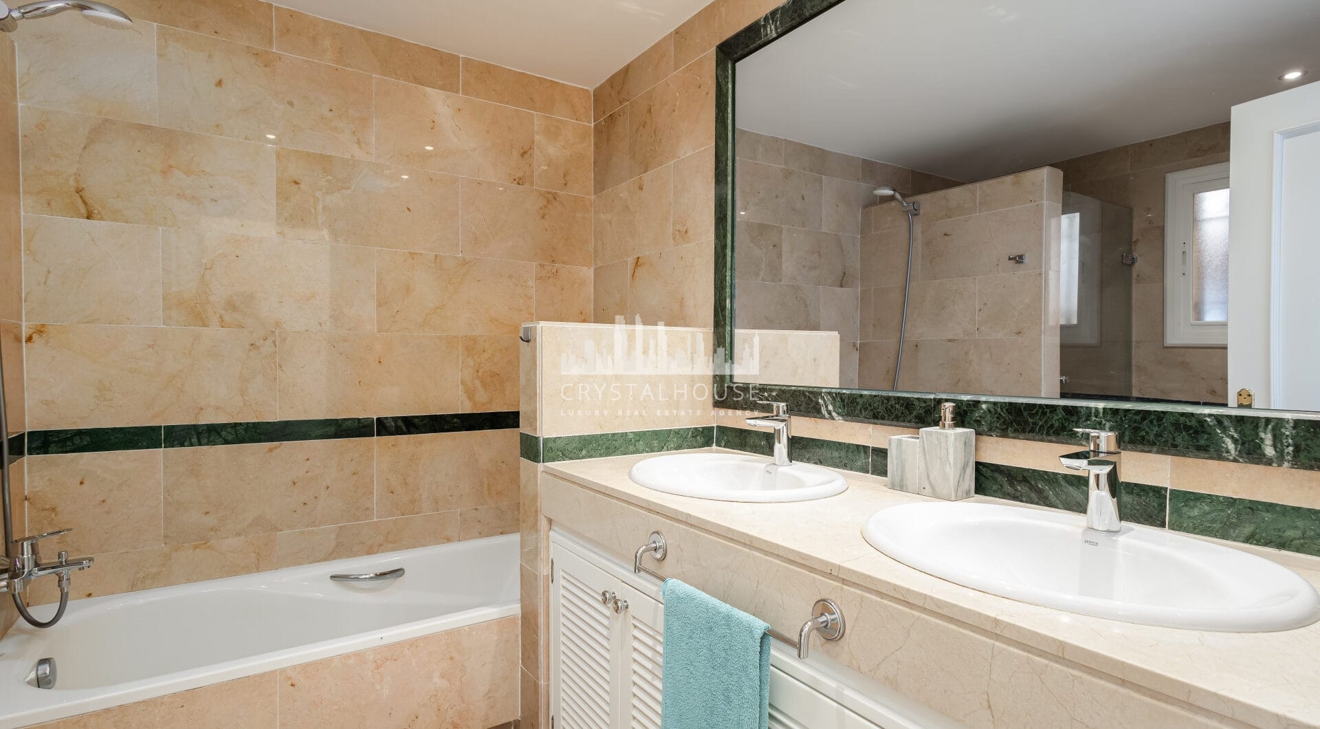 Wonderful three-bedroom ground floor apartment in the gated community Hacienda Elviria